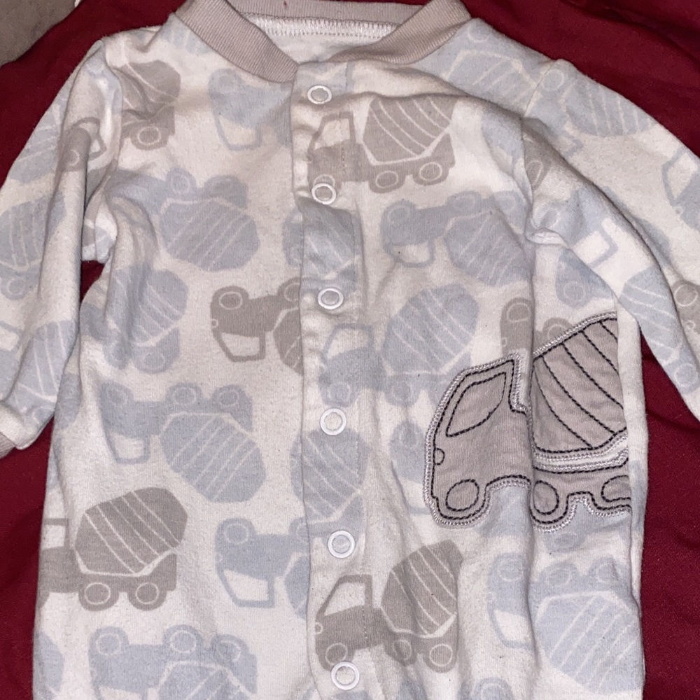 0-3 months 2 sleepers and one long sleeve onesie.